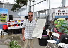 Taufik Dawahri of Kamel presenting the new inection tray that can be re-used for several years.